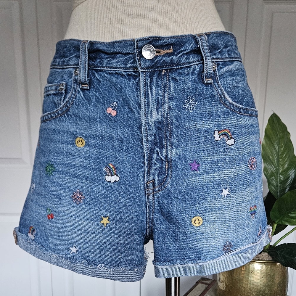 AMERICAN EAGLE 90s Boyfriend Rainbow, Doodle embroidery Medium Wash Denim Shorts